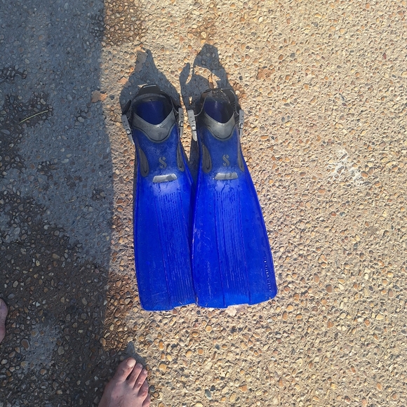 scuba pro fins s-medium  great used shape - Picture 2 of 3